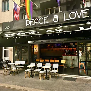 Hostel Peace &, Paris